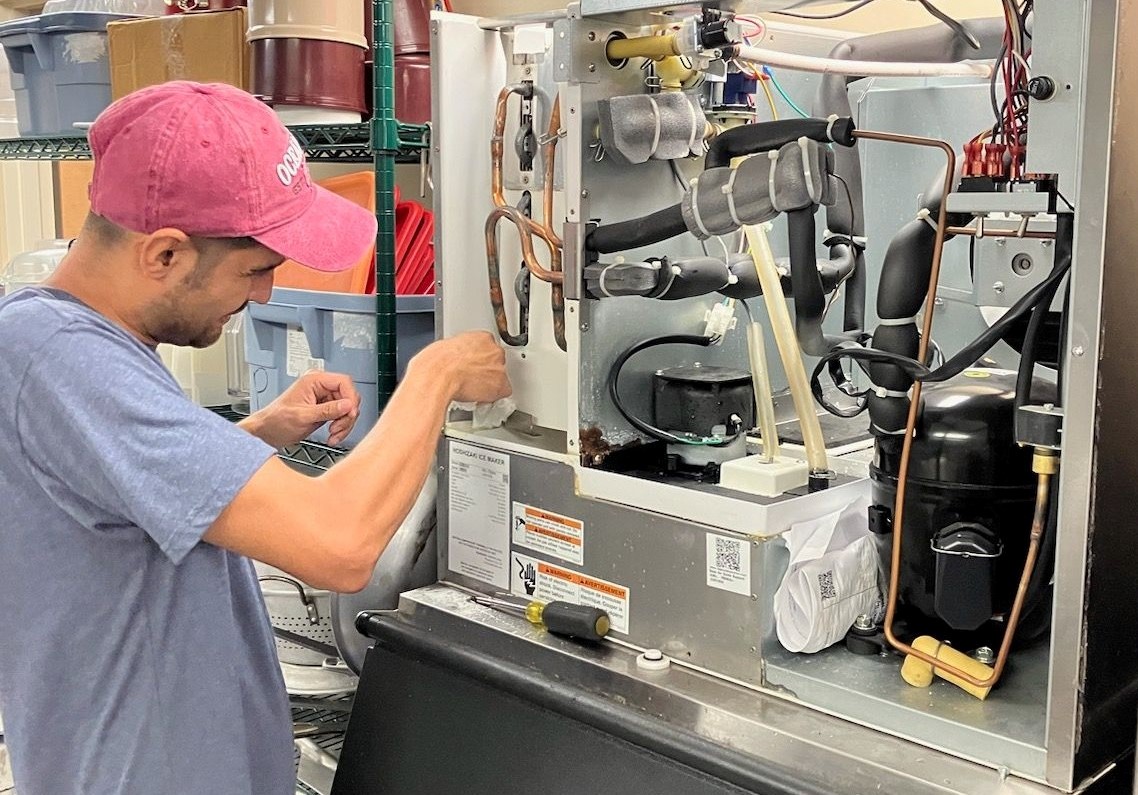 pronto_repairs's tweet image. A clean ice machine is a working ice machine. Beautiful work, William! ✨

#techlife #icemachine #tech24