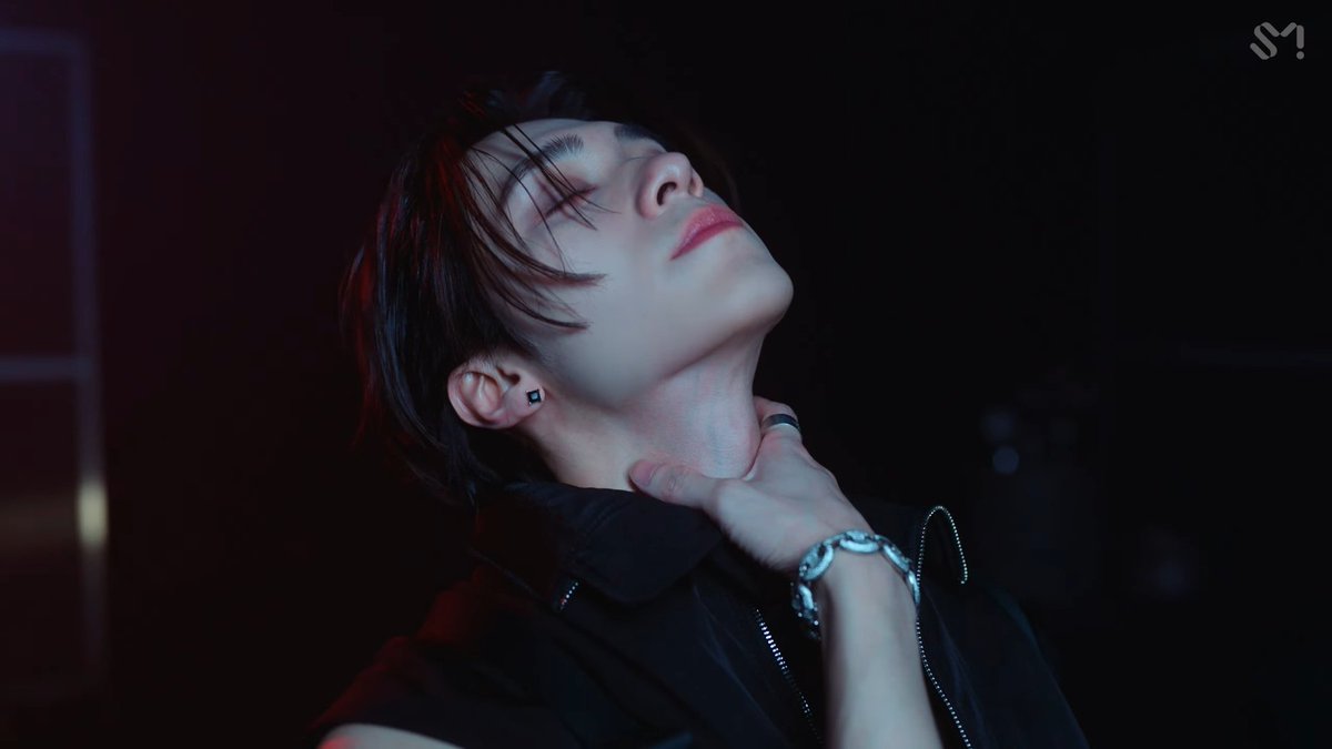 HENDERY44's tweet photo. HUANG GUANHENG HENDERY OMFG https://t.co/VjAwxk2ypJ