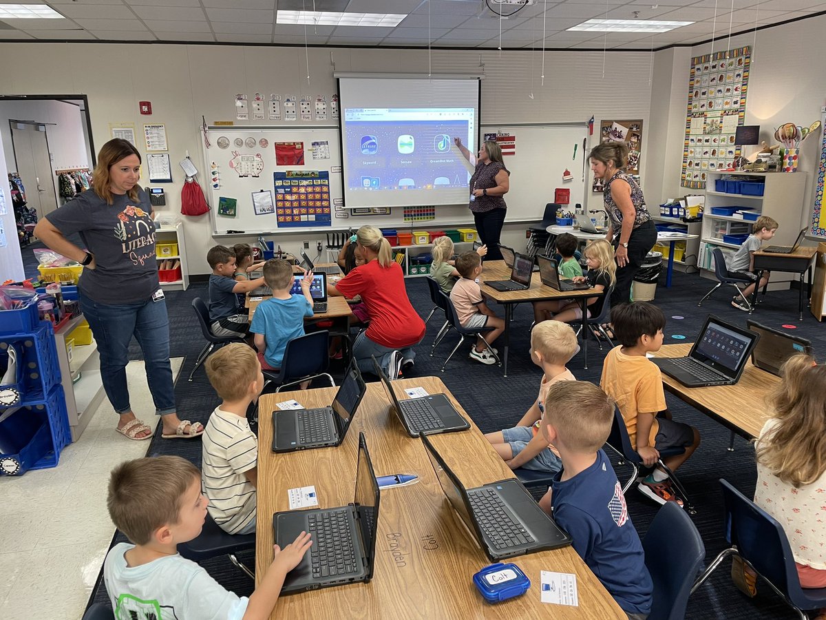 belinda_bgarcia's tweet photo. Kindergarten is exploring technology! 💻They’re ecstatic!! @HydeElementary https://t.co/O5gZNY9ed7