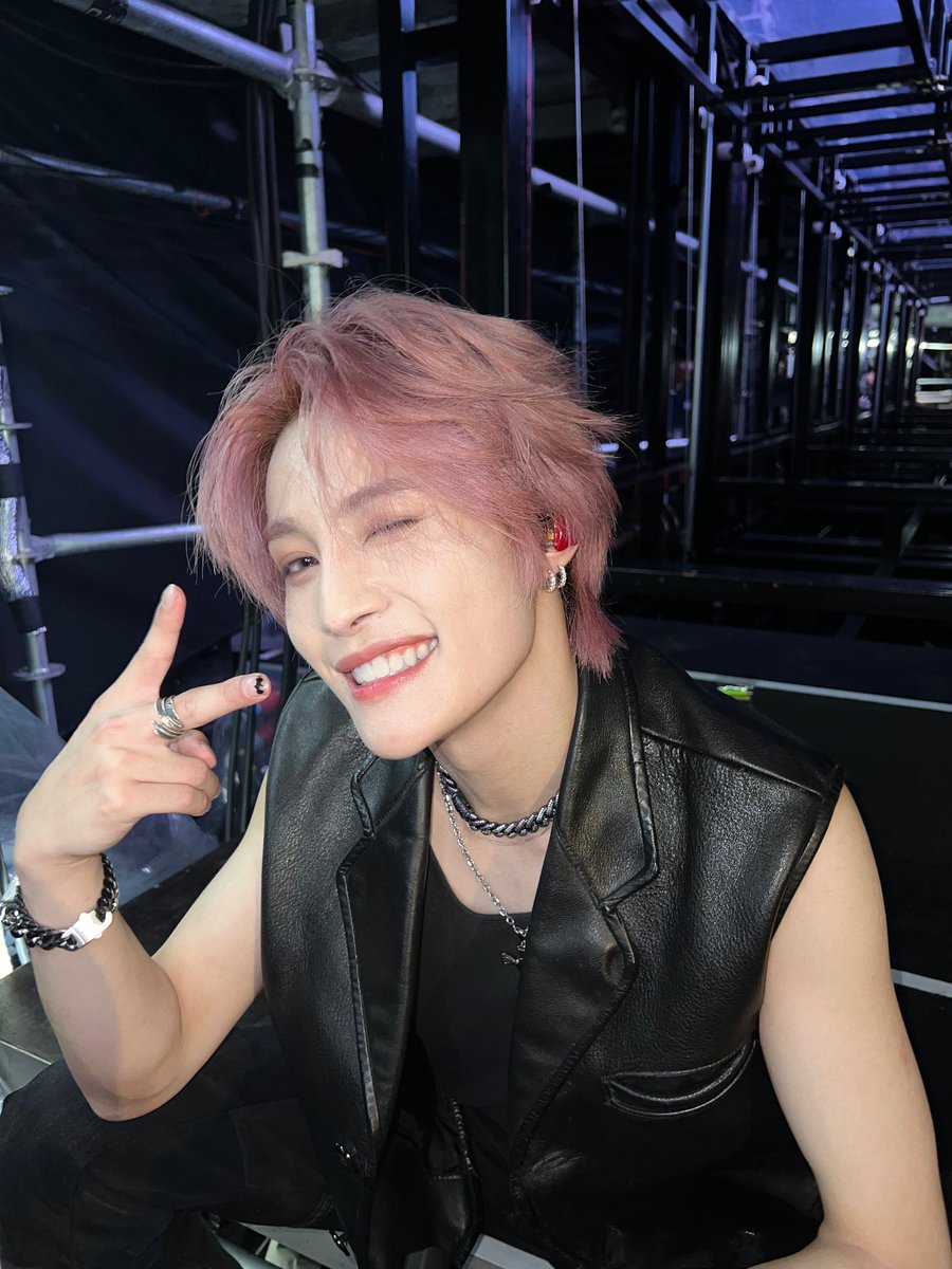 yangyangx_'s tweet photo. hi ✌🏻 https://t.co/2DLCQYCcHv