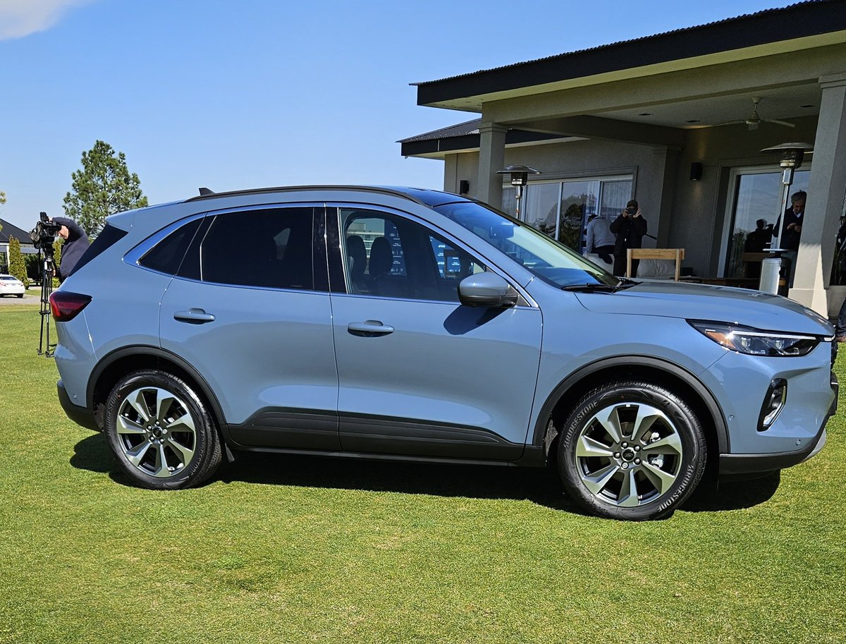 minutomotor's tweet photo. [AHORA] Ford presenta la nueva Kuga híbrida. Cuando los dos motores trabajan en conjunto eroga 203 CV. Posee un amplio paquete de asistencia a la conducción y el asistente de estacionamiento 2.0 que funciona 100% en forma autónoma. Precios a confirmar en octubre https://t.co/84tlO9L7sR