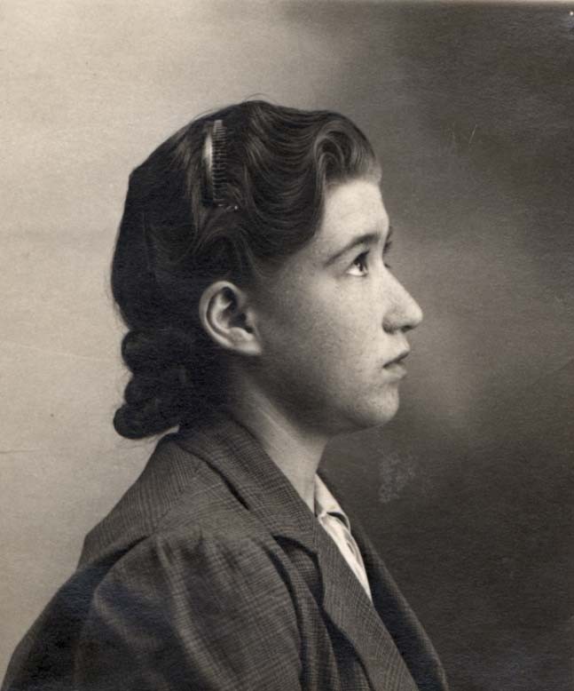 29 August 1924 | A Belgian Jewish girl Mireille Steinitz, was born in Brussels. She lived in France.

In July 1942 she was deported to #Auschwitz. She did not survive.