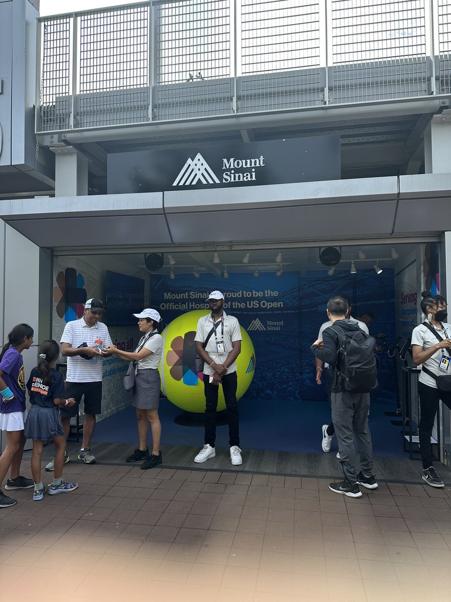 AEhme12's tweet photo. @MountSinaiNYC #ServingAll @usopen https://t.co/qi1lgXNfnH