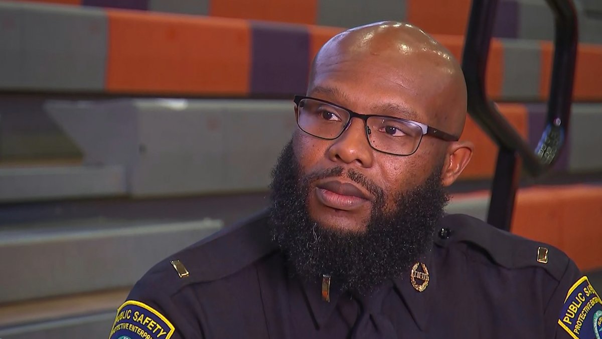 TheRoot's tweet photo. Meet the Hero Campus Officer Who Ran Off the Jacksonville Shooter From a Local HBCU. https://t.co/SPxbTFBe9D https://t.co/ZVDfTHcgxu