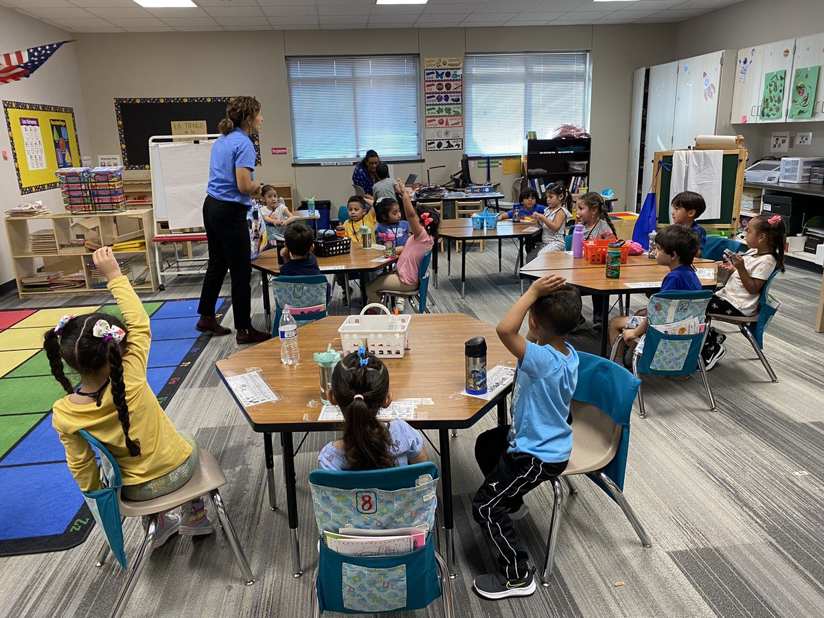 MarthaLunaLoya1's tweet photo. Project class in action in the classroom. #kidsengaged #mpelementary https://t.co/vv9RXQ5GWt