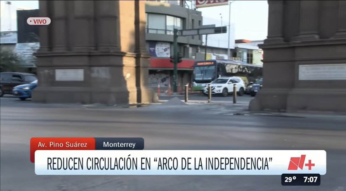 MtyFollow's tweet photo. oye @colosioriojas @SSPCMonterrey la cagaron vilmente al poner esos postes reduciendo un carril en Pino Suarez (EN PINO SUAREZ)abajo del arco, están a  tiempo de rectificar, QUITENLOS!!! https://t.co/N8NzkJz5vF