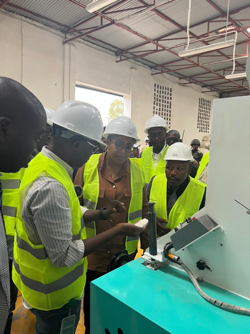Bernard_bahati's tweet image. C'est un honneur de vous recevoir à notre usine @OkapiAgro madame la ministre de @PlanRdc son Excellence #Judith_TULUKA, accompagné du DG de l'#ANAPI @investindrc Mr Antony NKINZO.
Votre visite nous encourage à faire encore plus sur ce chemin de création d'emploi.