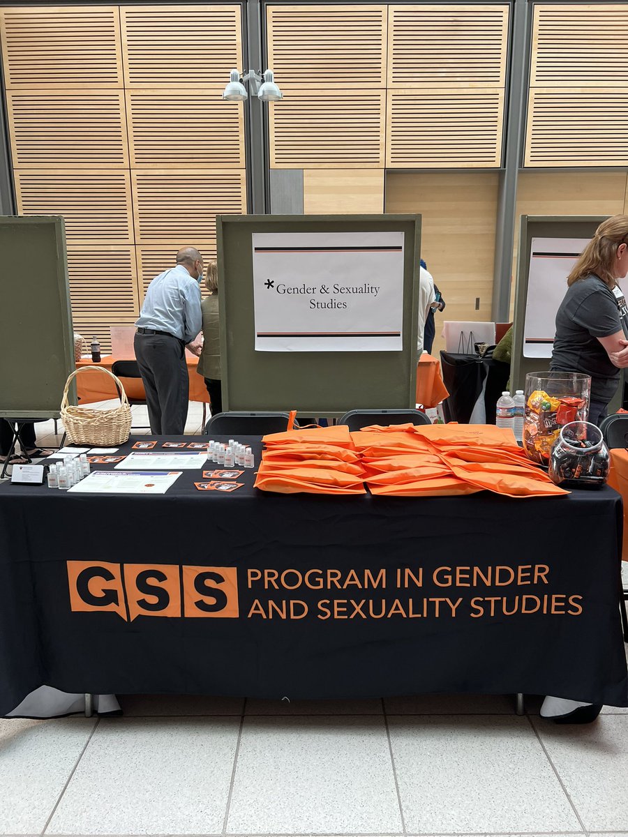 PrincetonGSS's tweet image. Starting off the academic year with curious freshmen who stopped by our booth at yesterday’s Academic Expo. 
Our UG/G Administrator, Lauren, answered a plethora of questions from students interested in pursuing a minor at GSS! 
#princetongss #AcademicExpo #Classof2027 #Freshmen