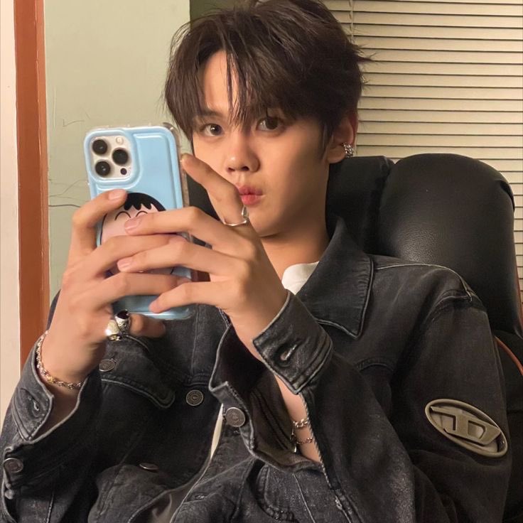 HAPPIEST BIRTHDAY TO THE BESTIE !!! eat lots of cake receive lots of presents please !!!!! 🥳🥳🥳🥳