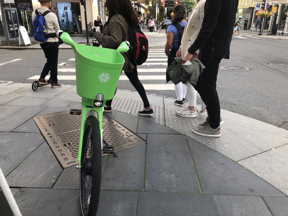 På det folksomme fortauet i Bogstadveien velger ⁦<a href="/limebike/">Lime</a>⁩ å parkere utleiesykkelen foran fotgjengerfeltet. Slik blir Oslo mindre trygg og tilgjengelig for svaksynte og blinde fotgjengere, rullestolbrukere og barnevogntrillere ⁦<a href="/sirinstav/">Sirin Stav</a>⁩ ⁦<a href="/RaymondJohansen/">Raymond Johansen</a>⁩