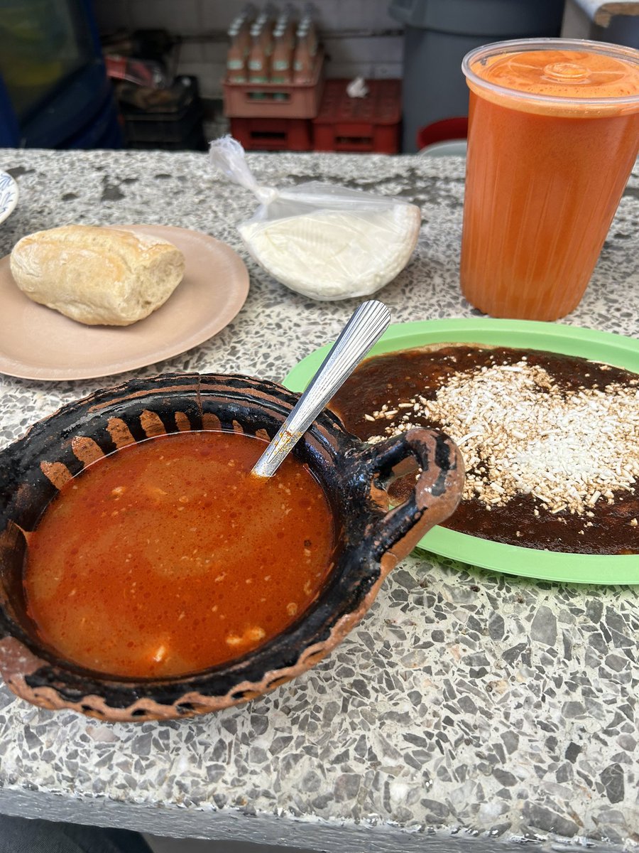 #HazTuDeber
¿Ya desayunaron?
Les recomiendo mucho que cuando vengan al #mercado de la #acocota en #Puebla prueben los antojitos “EL GÜERO” deliciosas memelas y mole de panza.
¿Cuáles son las mejores memelas de Puebla para ustedes?