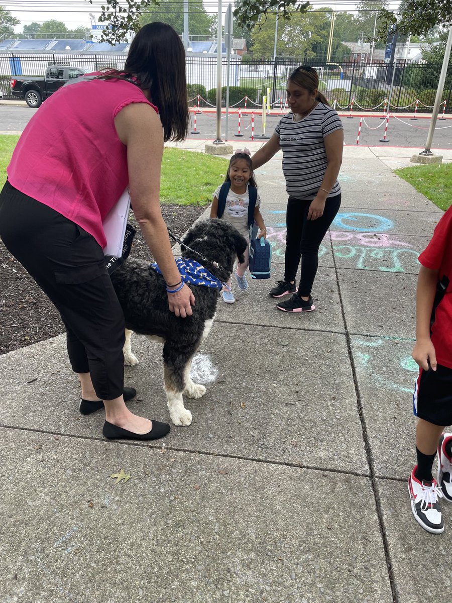 It’s always a great day when Ozzie, our therapy dog, shows up at QE! ⁦@QCSDnews⁩ ⁦@mfriedmanPGH⁩