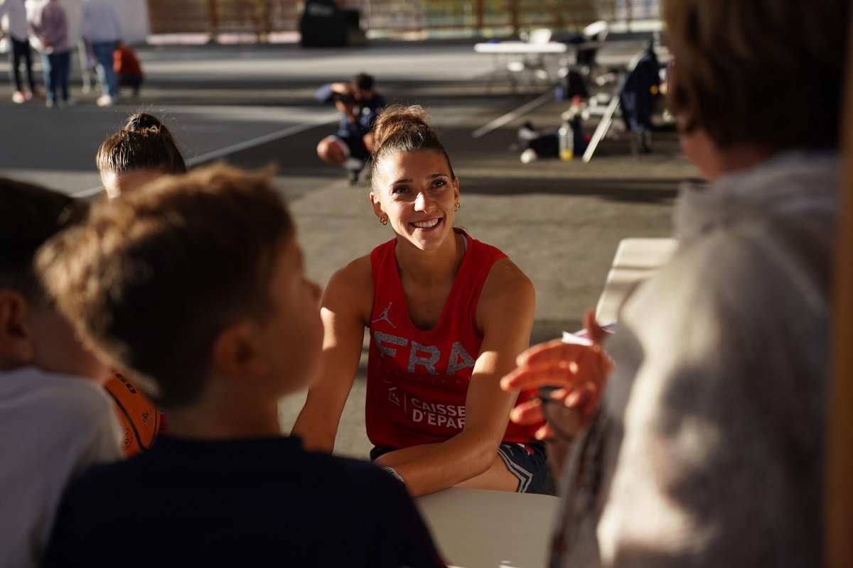 Les Bleues à la rencontre de leur public dans le Gard ! ☀️

En stage de préparation pour la Coupe d'Europe 3x3, l'Équipe de France féminine a ouvert les portes de son entrainement au public à Méjannes-le-Clap 🇨🇵

📖 cutt.ly/ewkaCxeI
