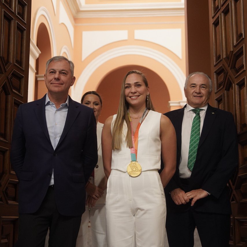 RealBetisFem's tweet photo. Un reconocimiento más que merecido 🥇⚽️

¡𝑶𝒓𝒈𝒖𝒍𝒍𝒐𝒔𝒂𝒔 𝒅𝒆 𝒕𝒊, @IreneGS8! 👏🏻💚

📸 @Ayto_Sevilla https://t.co/kP01jcXmvY
