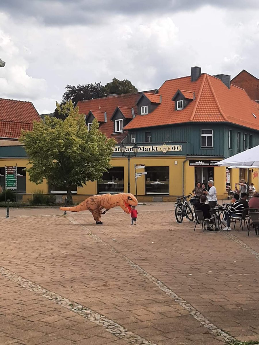 Grenzverschoben's tweet photo. "Bei euch läuft ein Dino rum, bist du das?"

"Bitte was?? 😅"

"Schon gut, hab von M. gehört du bist umgezogen, aber zugetraut hätte ich es dir!"

Und jetzt weiß ich auch nicht. https://t.co/2i5p4YB0bi
