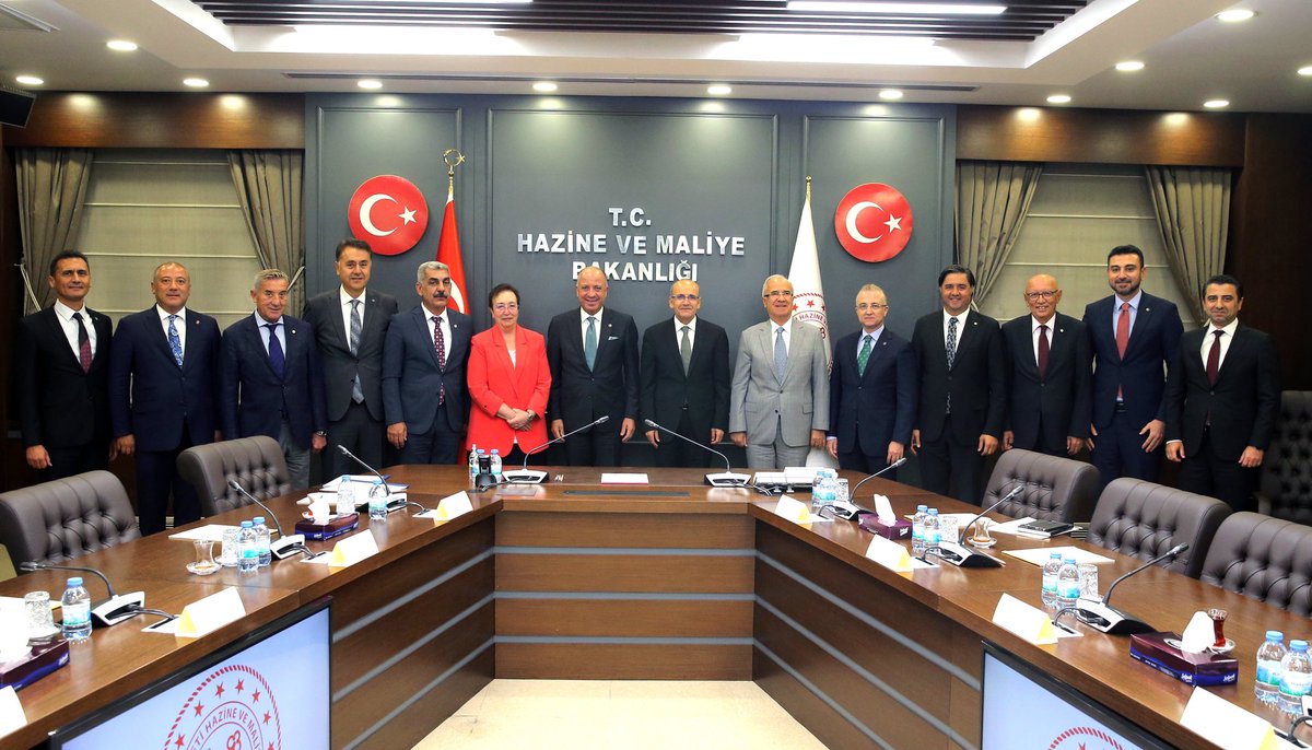 ASO’dan Bakan Şimşek’e Ziyaret 

Ankara Sanayi Odası Başkanı <a href="/seyit_ardic/">Seyit Ardıç</a> ve Yönetim Kurulu Üyeleri, Hazine ve Maliye Bakanı Mehmet Şimşek’i ziyaret etti.  

👇
aso.org.tr/aso-dan-bakan-…

<a href="/HMBakanligi/">T.C. Hazine ve Maliye Bakanlığı</a> 
<a href="/memetsimsek/">Mehmet Simsek</a> 

#ASOnun60yılı #Cumhuriyetimizin100yılı #sizüretinbizyanınızdayız