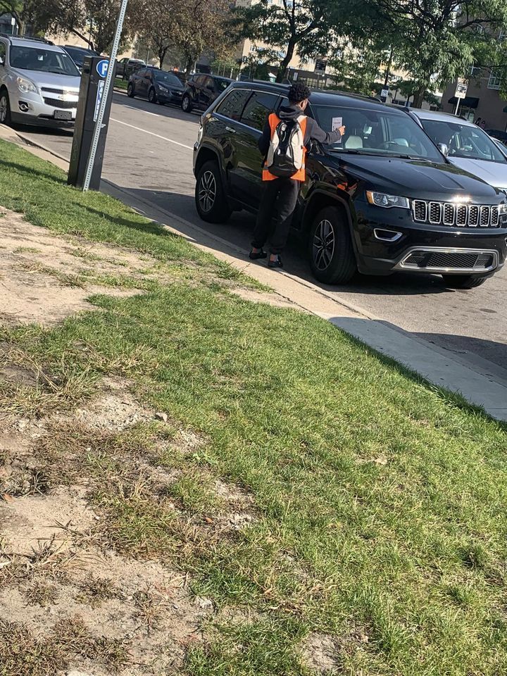 AMUSproject's tweet photo. Some AMUS members spent their time giving out tickets! Not the ones that cost you, but the ones that can help prevent theft. As students are coming back to campus, it’s important to keep your cars locked 🔒 and hide valuable items away from sight. #waynestate #fallsemester https://t.co/zv8iAqqM1C