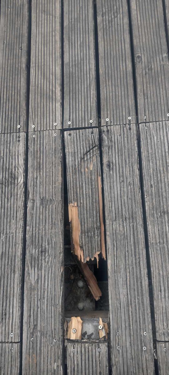 AireNouvelle1's tweet photo. ATTENTION DANGER !

 Au niveau de la passerelle à l'intersection de la rue du fort Gassion à #AiresurlaLys
Une latte est cassée ! Ce qui peut s'avérer être très dangereux pour les passants .
Il faut donc se montrer prudent dans l'attente de l'intervention des services techniques. https://t.co/1WNhaGKeit