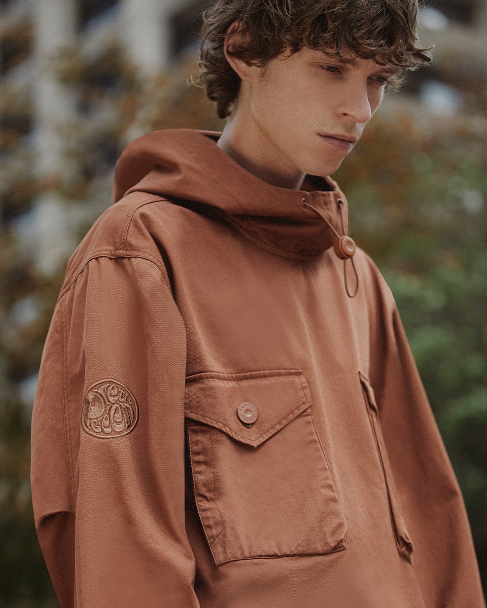 The new Deansgate Overhead Smock has been made from a garment washed cotton twill for a unique finish and features a tonal paisley lined hood with bungee cord adjusters. #prettygreen | Shop Now > tinyurl.com/5n7dw6e6