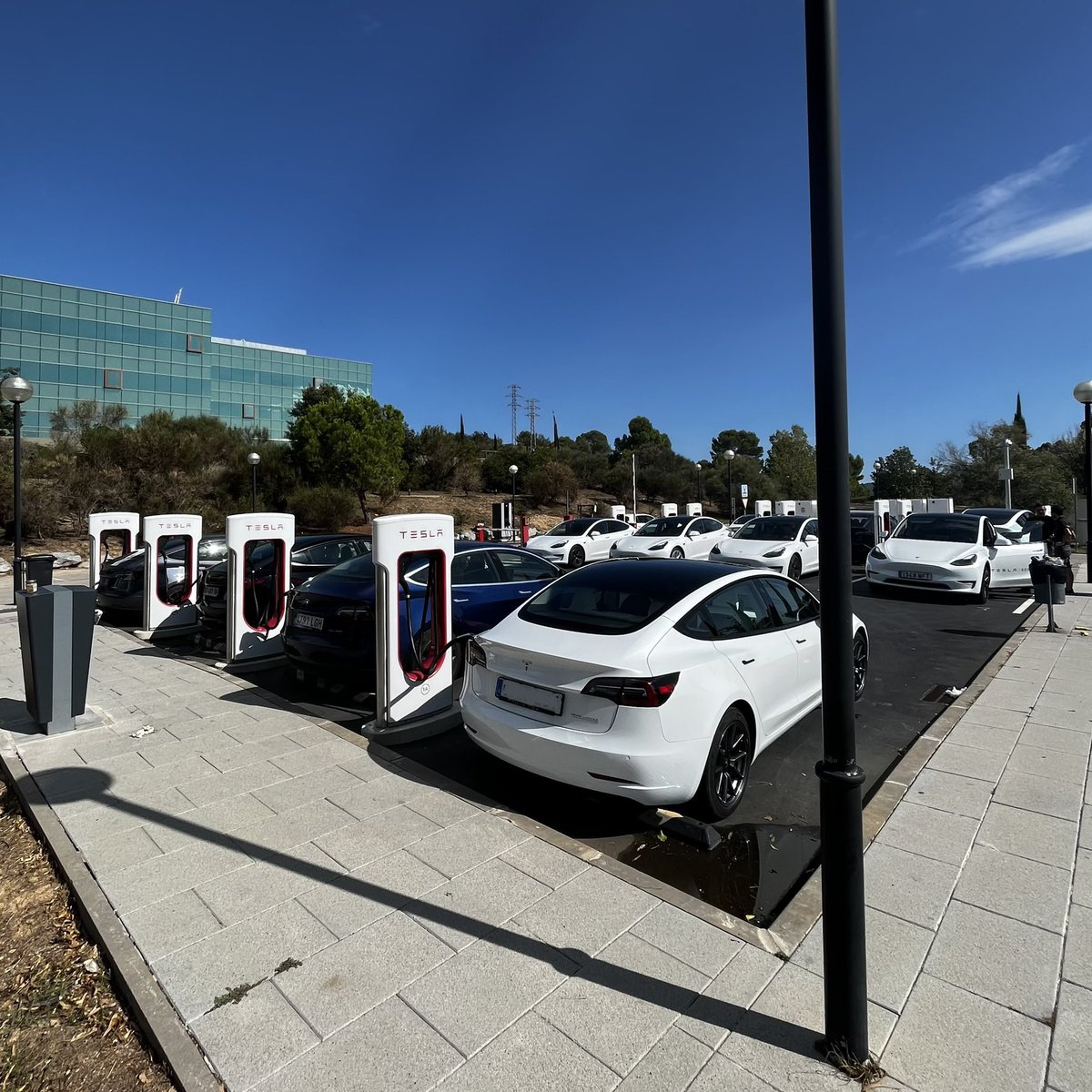 salaricu's tweet photo. Avui @Tesla celebra 10 anys de l’inici de la xarxa global innovadora de Supercarregadors BEV amb càrrega gratuïta per a tothom.
També a #SantCugat on des del 2017 comptem amb una instal·lació magnífica al polígon de Can Sant Joan.
Bé!
@ajsantcugat @electricscat @josepmvalles https://t.co/KRnxMGHYTu