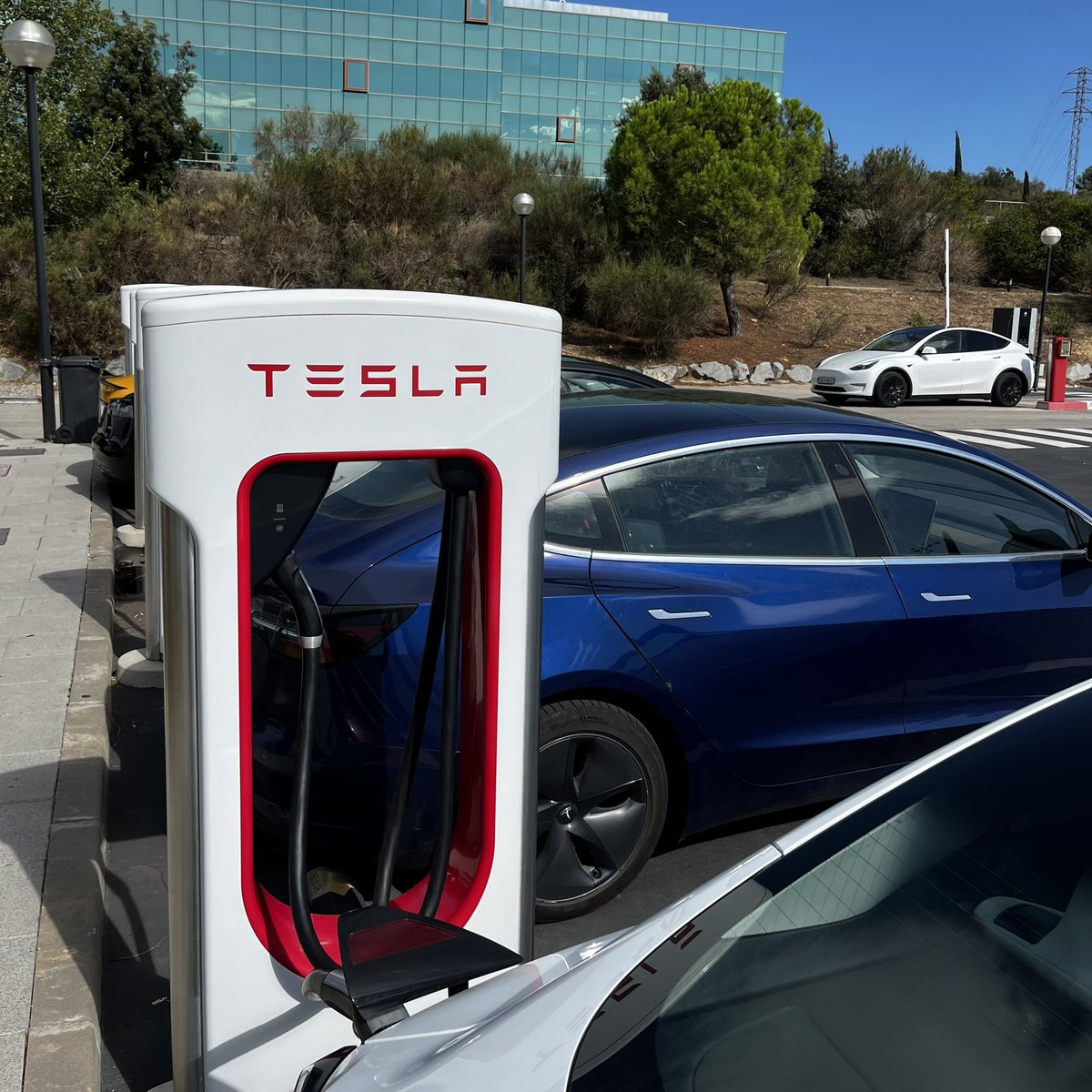 salaricu's tweet photo. Avui @Tesla celebra 10 anys de l’inici de la xarxa global innovadora de Supercarregadors BEV amb càrrega gratuïta per a tothom.
També a #SantCugat on des del 2017 comptem amb una instal·lació magnífica al polígon de Can Sant Joan.
Bé!
@ajsantcugat @electricscat @josepmvalles https://t.co/KRnxMGHYTu