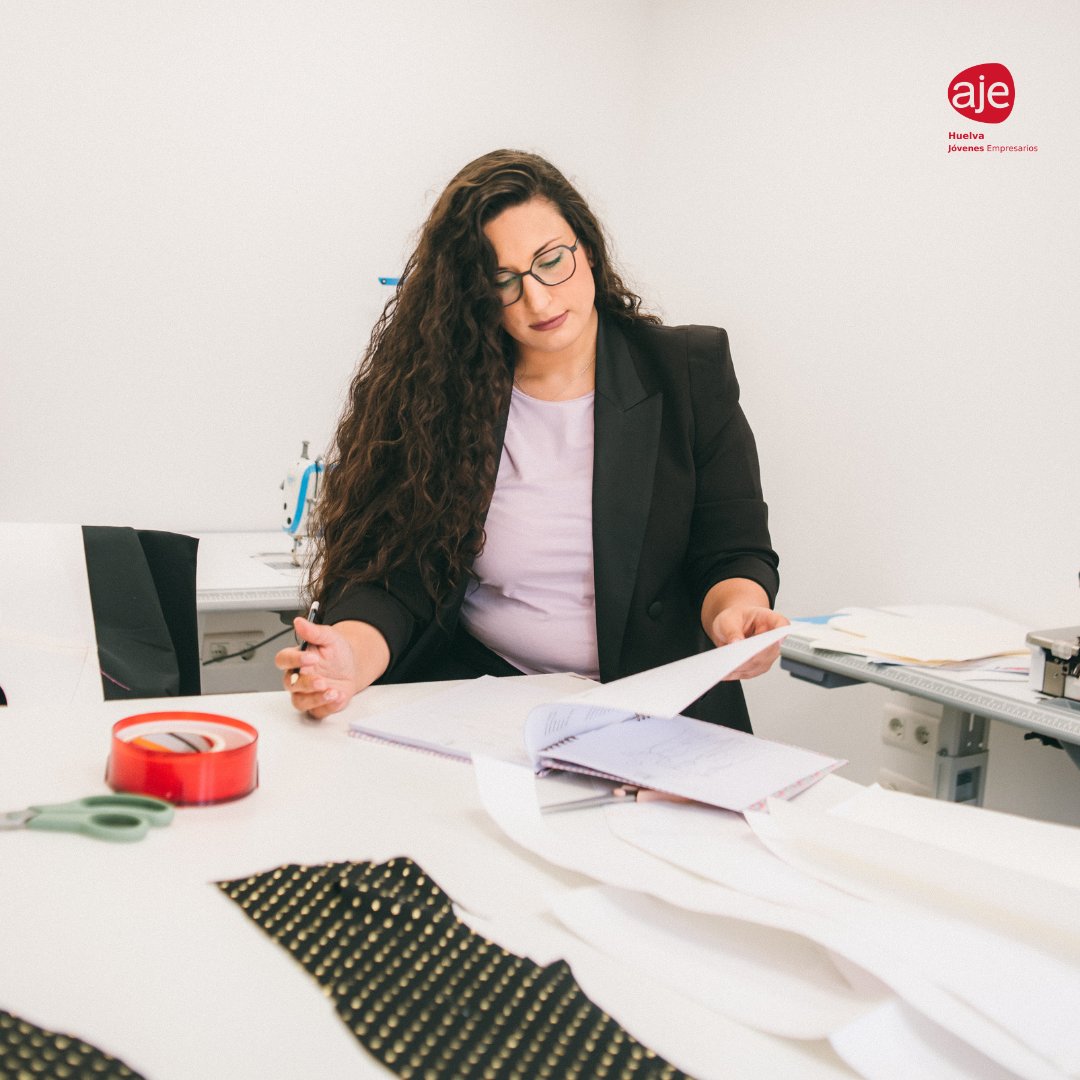 🔴 NUEVA ASOCIADA AJE HUELVA 🔴
Esta semana damos la bienvenida a Laura Martín, del atelier Rosario Margarita , que se incorpora a la gran familia de #AJEHuelva👏🏼
Laura es diseñadora de moda además de fotógrafa, comercial de Publicesa y agente exclusiva de Sanitas. 
¡Bienvenida!