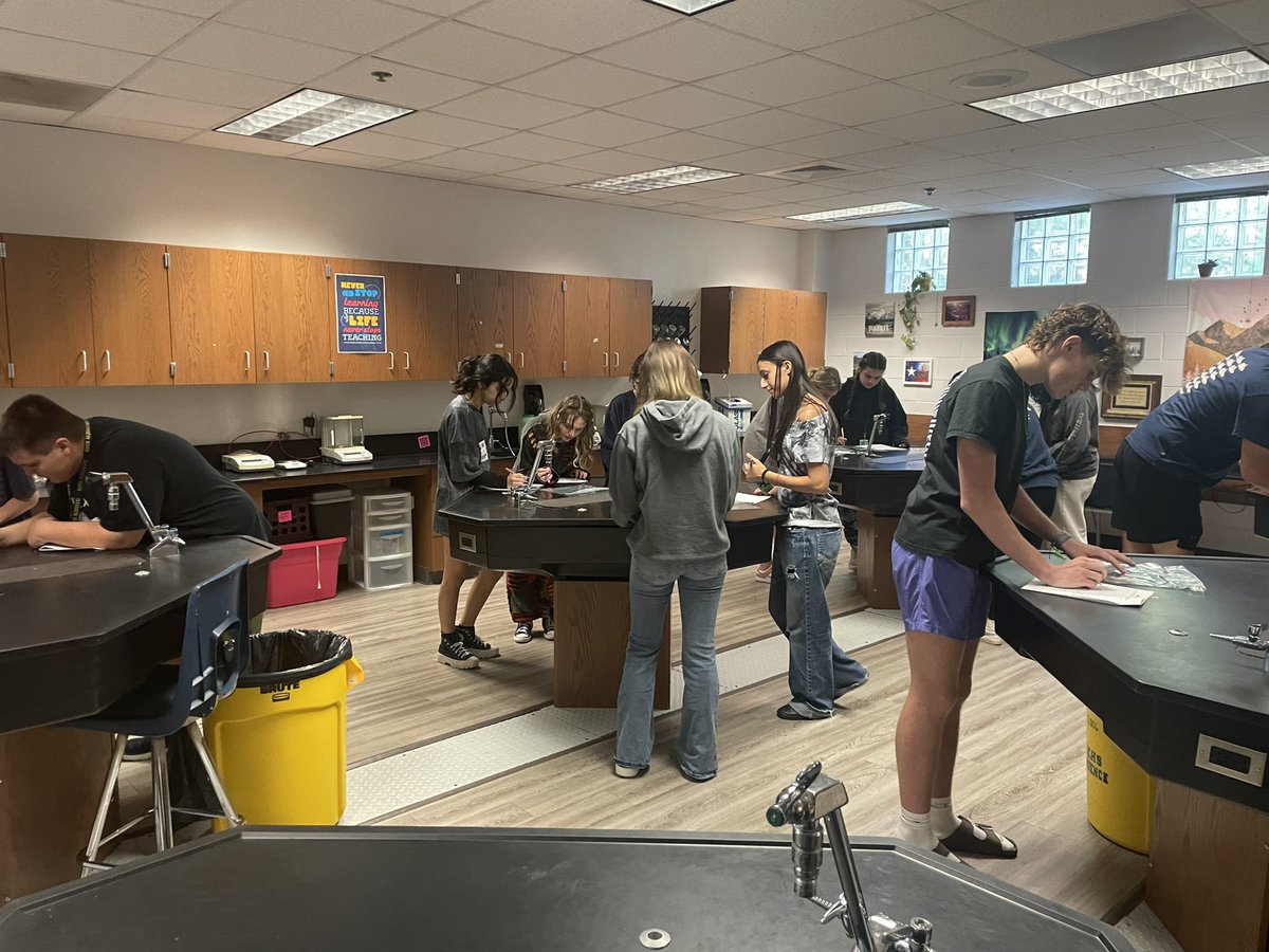 TheMrsFarmer's tweet image. Level Chemistry students @HumbleISD_KHS are exploring atomic structure to determine identify. #ExploreBeforeExplain #ALLstudentsAREscientists #KingwoodALLIN