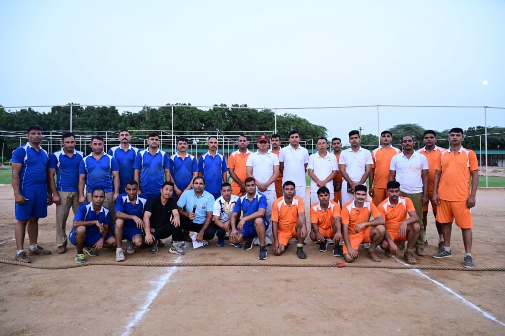 25BnSSB_INDIA's tweet image. दिनांक 28.08.23 से 29.08.23 तक 25 वी वाहिनी ,घिटोरनी मे फिट इंडिया मूवमेण्ट के तहत राष्ट्रीय खेल दिवस के अवसर पर अंतर समवाय के मध्य वालीबॉल और रस्सा-कस्सी का आयोजन किया गया, जिसमे विजेता और उपविजेता टीम को बधाई दी एव  उज्ज्वल भविष्य की कामना की #NationalSportsDay #SportsForUnity