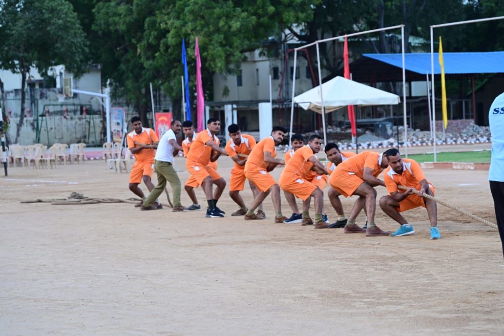 25BnSSB_INDIA's tweet image. दिनांक 28.08.23 से 29.08.23 तक 25 वी वाहिनी ,घिटोरनी मे फिट इंडिया मूवमेण्ट के तहत राष्ट्रीय खेल दिवस के अवसर पर अंतर समवाय के मध्य वालीबॉल और रस्सा-कस्सी का आयोजन किया गया, जिसमे विजेता और उपविजेता टीम को बधाई दी एव  उज्ज्वल भविष्य की कामना की #NationalSportsDay #SportsForUnity