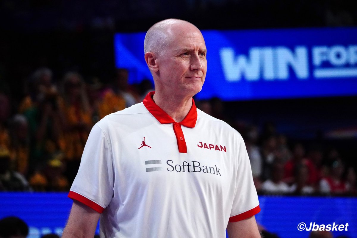 jbasket_jp's tweet photo. 【FIBAWC】オーストラリア試合後🎙
#トム・ホーバス HC
オーストラリア🇦🇺 109-89 🇯🇵日本

「このチーム本当に自信あります。この試合も全員が勝つと思っていた。ドイツ戦はDFが多かったけど、今日の後半はOFでもアタックして、相手も自信あると思うけどうちも自信ある。
まずステップバイステップ少しずつ、うちの目標は近くなるよ。

終わってない！

本当に日本の皆さんにそのメッセージを言いたい。今日は悔しいけど、終わってないって言いたい。長い時間このチームと一緒にプレーしたい。」

#AkatsukiJapan 
#日本一丸 
#FIBAWC2023 
#FIBAWC