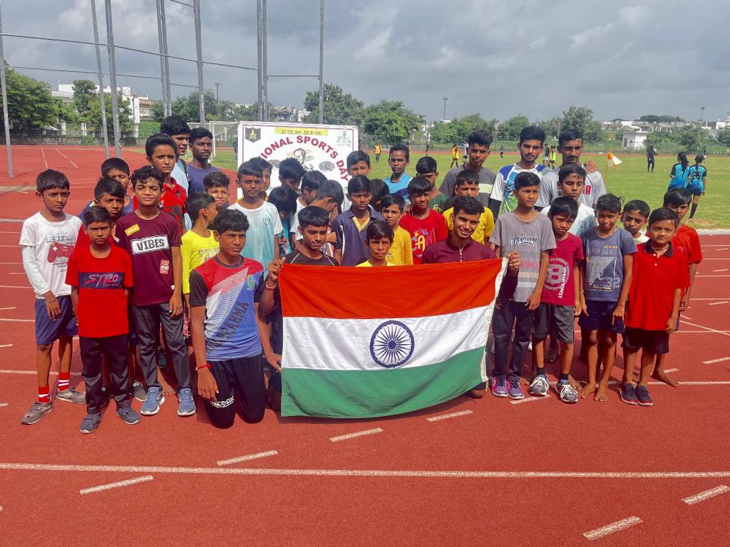 #NationalSportsDay2023
#GoldenKatarDivision celebrated the day with 330 talented girl athletes of #Gujarat Sports Authority, Himmatnagar. Multiple track events, football match & motivation talk on camaraderie & team spirit were conducted for the young stars
#KonarkCorps
#bubagirl