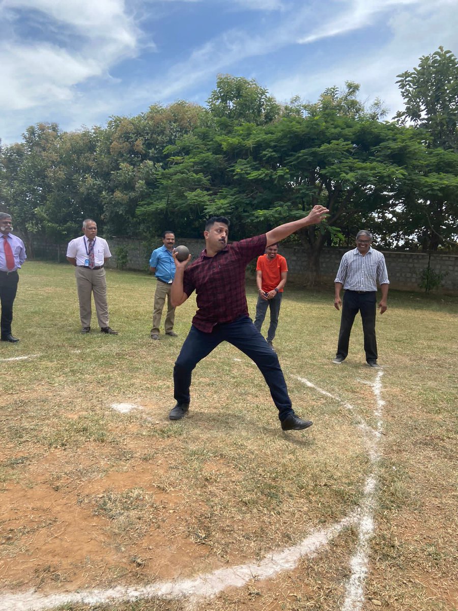 Aifdbangalore's tweet photo. Staff of #aifd leaving no stone unturned in putting up their best foot forward on #NationalSportsDay 2023! @adgpi @IaSouthern @nssibia @area_db @Prodef_blr @Def_PRO_Chennai @IAF_MCC @NorthernComd_IA #facultyparticipation #groundrealties #overalldevelopment #sports https://t.co/DYLWZds0Ph