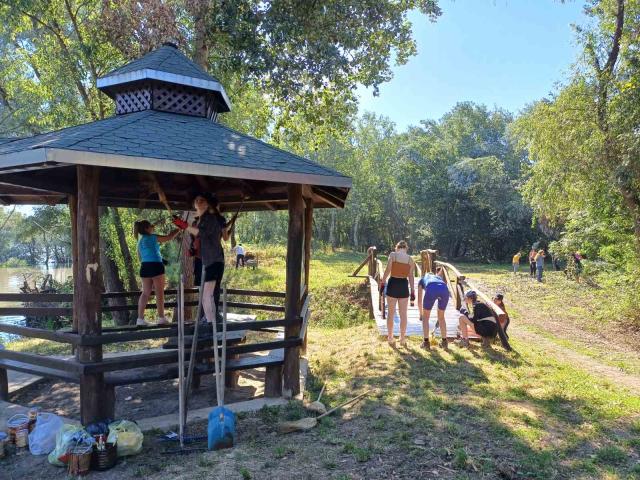 Током јесени на Старом Дунаву у Сремским Карловцима биће настављено уређење започето у летњим месецима у организацији Покрета горана Војводине, који од 2015. године тамо реализује бројне акције 
shorturl.at/lyBDT