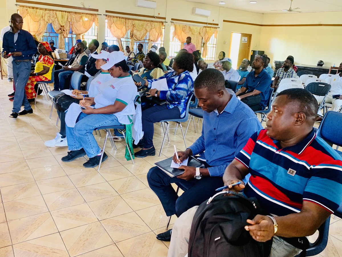 moped2025's tweet photo. "Update from Moyamba DDCC: @moped2023 emphasized people-centric development at today's meeting.Recognized #UNICEF & #WorldBank support, partnering with #MLGCA. Reassured stakeholders on agriculture, energy &roads,reaffirming government's dedication. #Big5 #MTNDP🇸🇱 @PresidentBio" https://t.co/Ik00WdhyTK