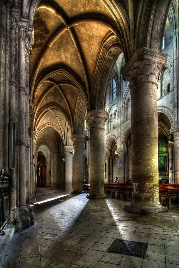 Luz de primera hora de la mañana en la Catedral de Liseaux, Normandía, Francia.