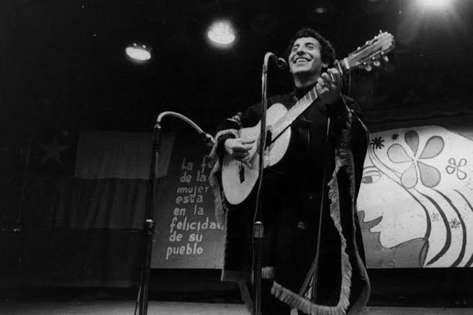 abrahamendieta's tweet photo. Hace unas horas, cuando iba ser detenido por el asesinato cobarde de Víctor Jara, el Brigadier chileno Hernán Chacón Soto se quitó la vida de un disparo.

La muerte jamás es justicia, pero nos queda la paz de que alcanzó a ser condenado como lo que siempre fue: un asesino.

Los valores que me inculcaron mis padres y mis compañeras y compañeros no me permiten escribir en este mensaje lo que de verdad siento, lo que me gustaría decirle a ese asesino, a su familia, y al miserable de Pedro Barrientos que vive en Miami y que le dio la orden.