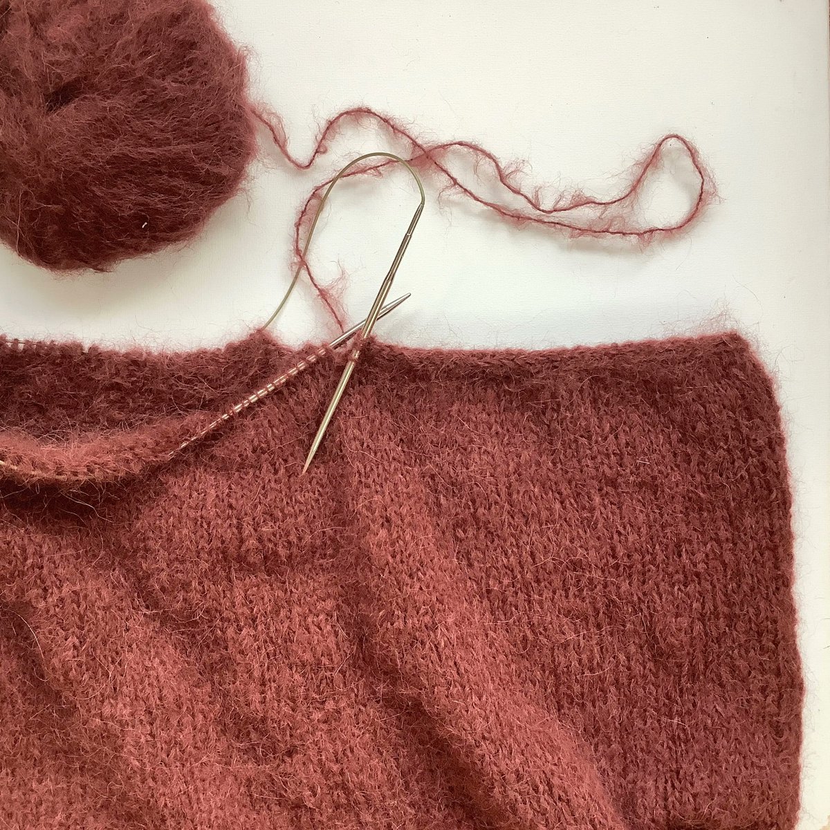 VischLa's tweet image. Currently, I&apos;m halfway the i-cord bind-off on my MAYA Bluse. It&apos;s a bit of slog to work, but the results are very much worth it 😊

#Knitting #KnittingLife #KnitterProblems #KnittingProject #SweaterKnitting