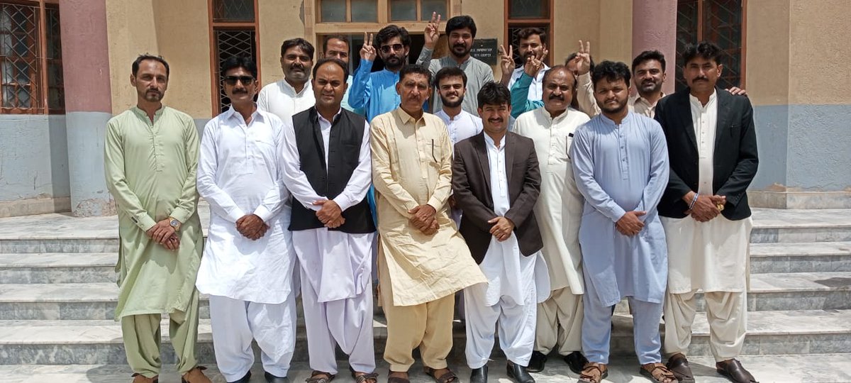 SaqibHussainsh's tweet photo. الحمد اللہ
پاکستان تحریک انصاف ضلع بدین کے صدر عزیز اللہ ڈیرو ، چھوٹا کپتان مقیقت نظامانی ، تعلقہ صدر اسد نظامانی ، رامیز کشمیری ، شاہنواز پنھور ، کی سیشن کورٹ بدین نے ضمانت منظور کرلی ۔ 
پاکستان تحریک انصاف ضلع بدین کے عہدیداران کی لوئرز کے ہمراہ گروپ فوٹو https://t.co/n8lb0WYfF2