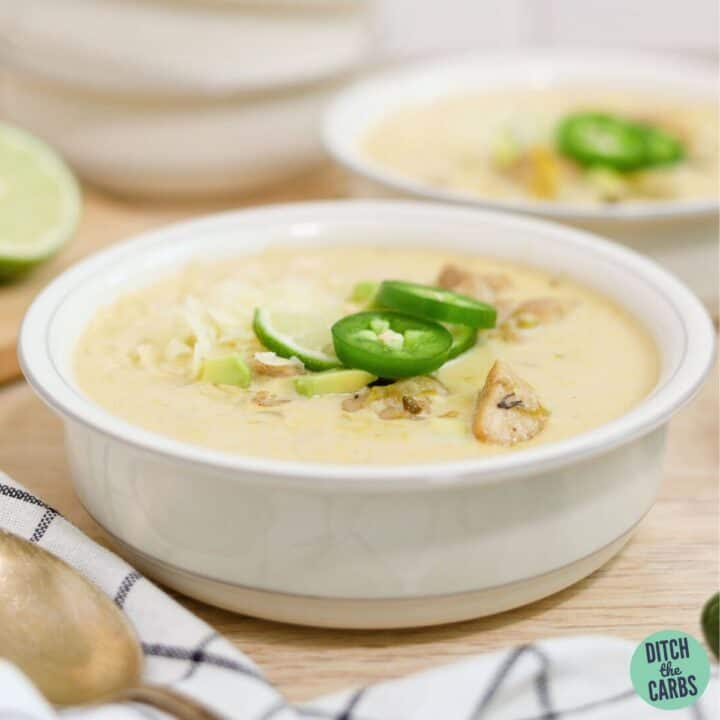 NEW #KetoWhiteChickenChili recipe alert! This one is perfect for fall and cooler weather! Enjoy! ditchthecarbs.com/keto-white-chi…