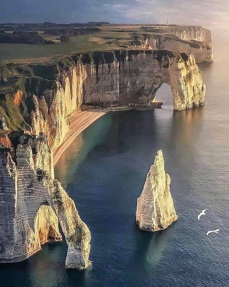 irwinj0hj's tweet photo. Les falaises d’Etretat ⚓️ https://t.co/yteNBUoAIs