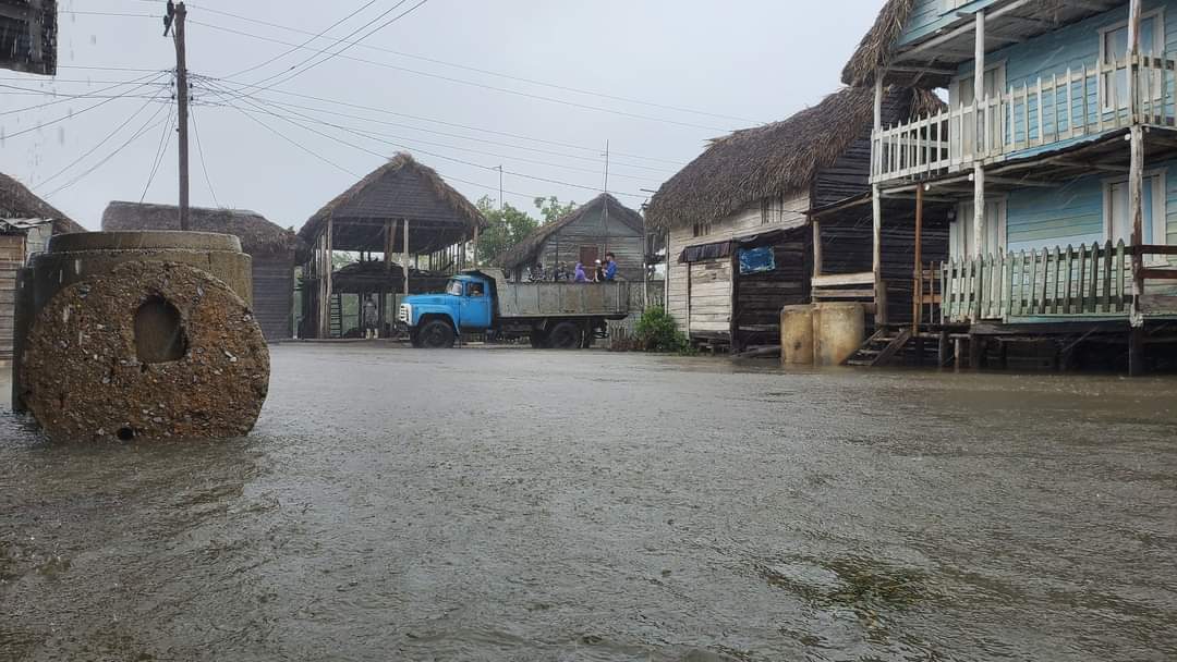 El fenómeno natural se aleja, ha dejado mucha lluvia, ahora tenemos que trabajar en la recuperación #Cuba                                              #NosRecuperaremos                      Una vez más #Venceremos!