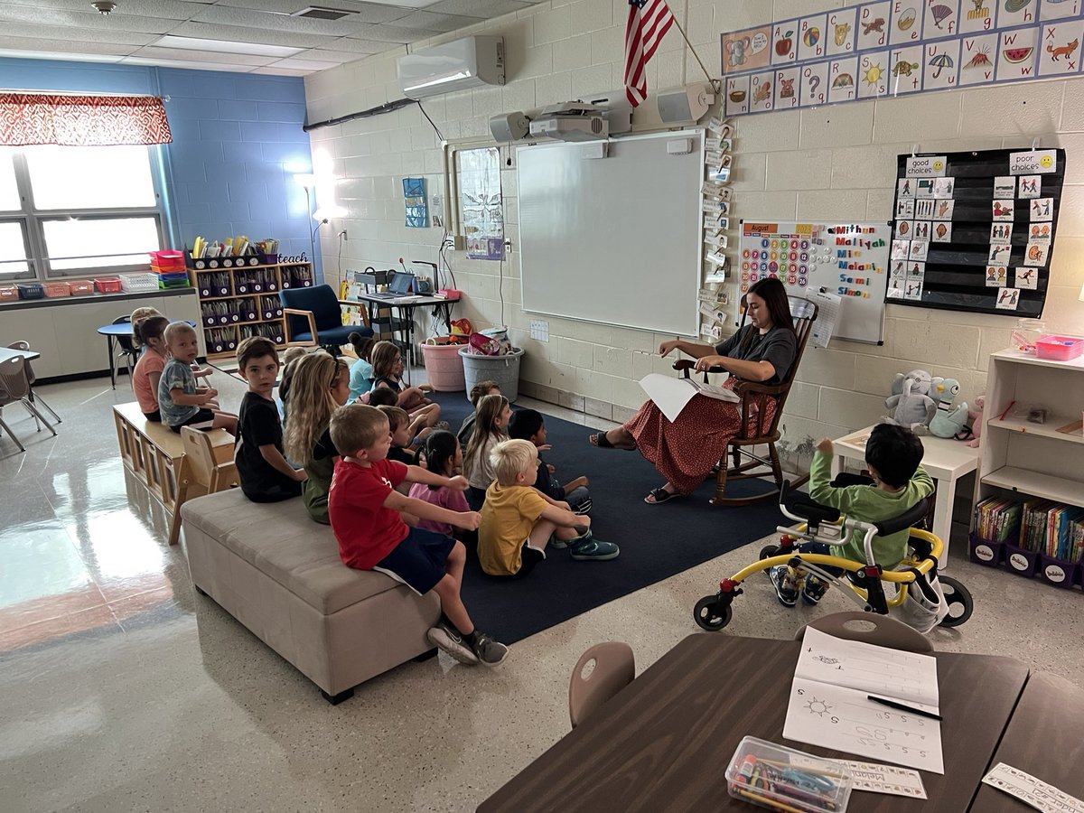 Practice with phonological awareness in @MissFrantzis classroom today! Great early literacy skill learning <a href="/Creeksidetweet/">Creekside ECS</a> #WEareLakota