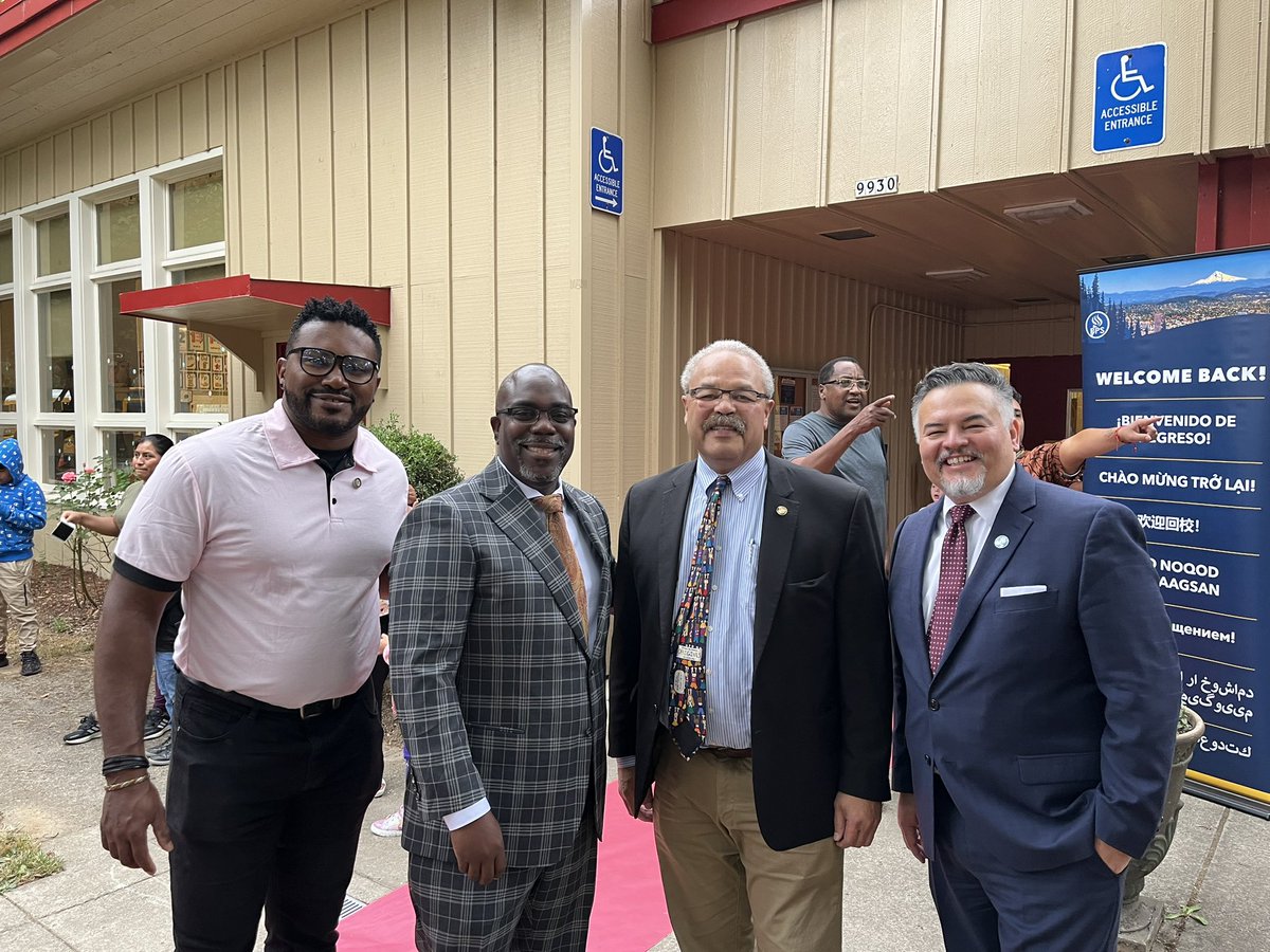 It’s so wonderful to connect with families and students! Joined by our school board Chair Gary Hollands, OR Senator Frederick & State Rep Nelson @IamTravisNelson this morning in welcoming everyone back.