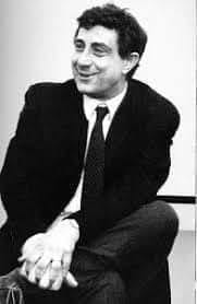 pierpi13's tweet photo. FRANCO BASAGLIA.
MORTO il 29 agosto 1980.
Psichiatra, teorizzò e praticò un altro approccio alla "malattia mentale", denunciando il carattere di esclusione e di classe dei manicomi.
Nell'inverno del 1944, mentre era studente universitario a Venezia, fu arrestato per attività antifascista.
Raccontò poi:«Quando entrai per la prima volta in una prigione, ero studente in medicina. Lottavo contro il fascismo e fui incarcerato. Mi ricordo della situazione allucinante che mi trovai a vivere. Era l'ora in cui venivano portati fuori i buglioli dalle varie celle. Vi era un odore terribile, un odore di morte. Mi ricordo di aver avuto la sensazione di essere in una sala di anatomia dove si dissezionano i cadaveri. Quattro o cinque anni dopo la laurea, divenni direttore di un manicomio e, quando entrai là per la prima volta, sentii quella medesima sensazione. Non vi era l'odore di merda, ma vi era un odore simbolico di merda. Mi trovai in una situazione analoga, una intenzione ferma di distruggere quella istituzione. Non era un problema personale, era la certezza che l'istituzione era completamente assurda, che serviva solamente allo psichiatra che lì lavorava per percepire lo stipendio alla fine del mese».