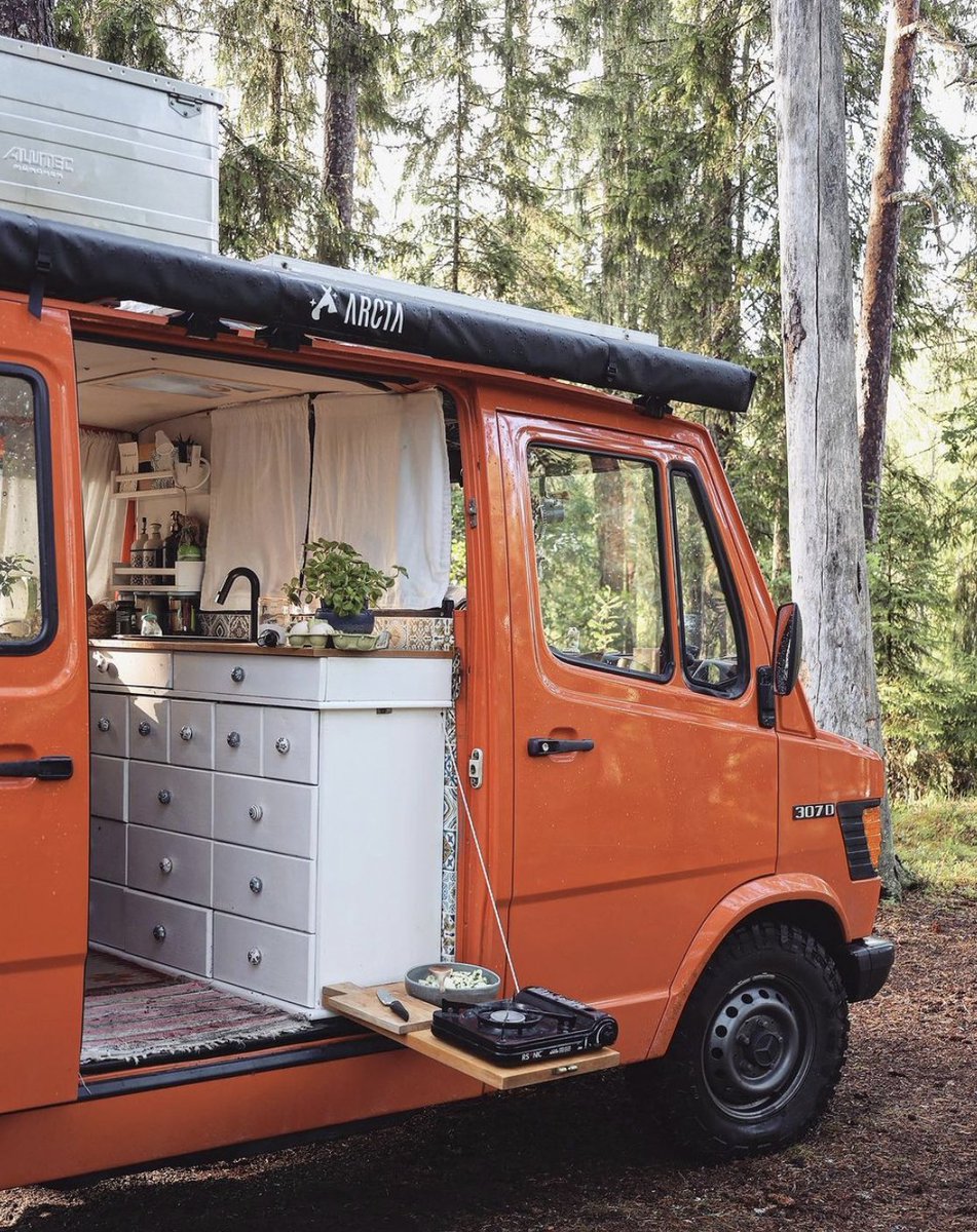 camperbuyer's tweet photo. This orange box truck was on the road as a radio station wagon for disaster prevention but @der_katastrophenschutz_bus rescued it at auction and turned it into this tangerine traveller for their full time #vanlife!
#camperbuyer #orangevan #vanwithaview #vanstagram https://t.co/yr7QWssM4v