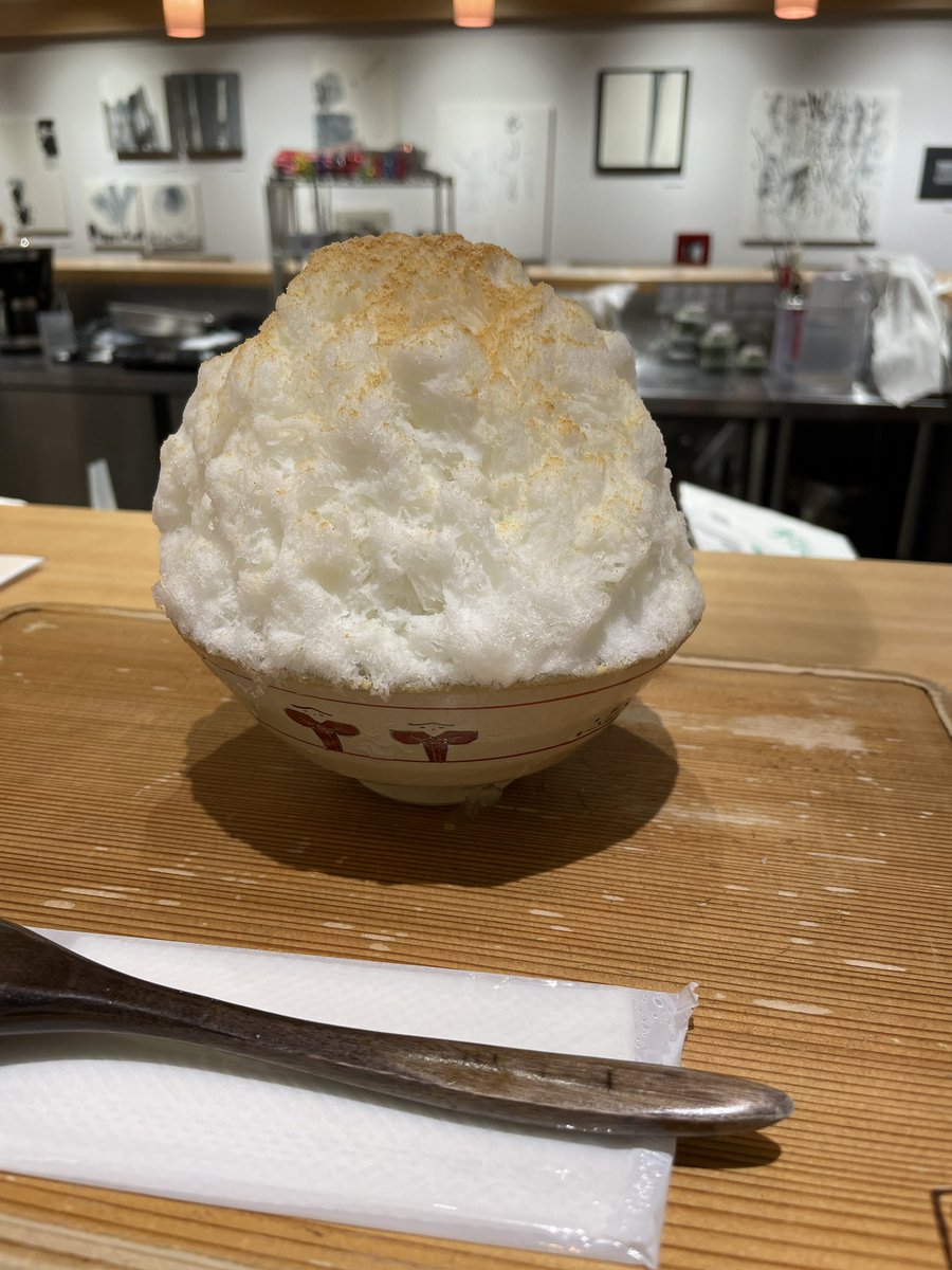 奈良まほろば館のかき氷の写真も上げてしまう。きな粉がかかっているだけと見せかけて、中にあずきとわらび餅が入っていて練乳味だ。