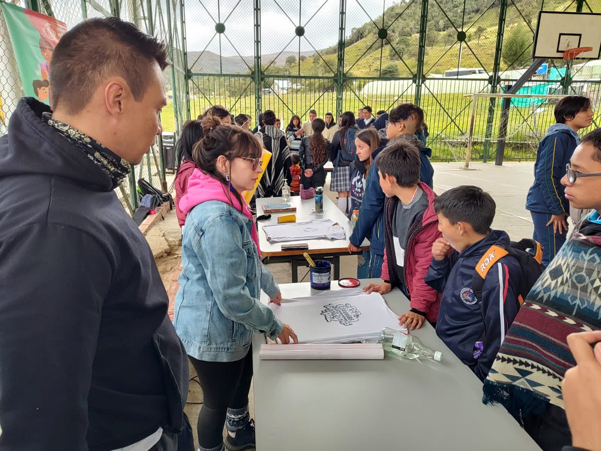Educacionbogota's tweet photo. En la jornada de "Convite Frailejónico por la Paz" de la #RedEsPaz las estrategias #JER #Incitar #ProgramaECO #IdeasdeCampoyCiudad y #Familias #OCE y #Simonu compartieron experiencias y saberes para seguir construyendo escuelas cómo territorios de Paz.✨🍃 https://t.co/8xZCUrhAXL