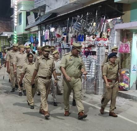 gorakhpurpolice's tweet photo. #gorakhpurpolice 

#sspgorakhpur के निर्देशन में शान्ति, सुरक्षा एवं कानून व्यवस्था बनाये रखने के दृष्टिगत #CoBasgaon द्वारा #PsBasgaon पुलिस के साथ #FootPatrolling कर आमजनमानस को सुरक्षा का अहसास कराया गया ।            

#UPPolice @dgpup @AdgGkr
@diggorakhpur https://t.co/1StpuEJycP