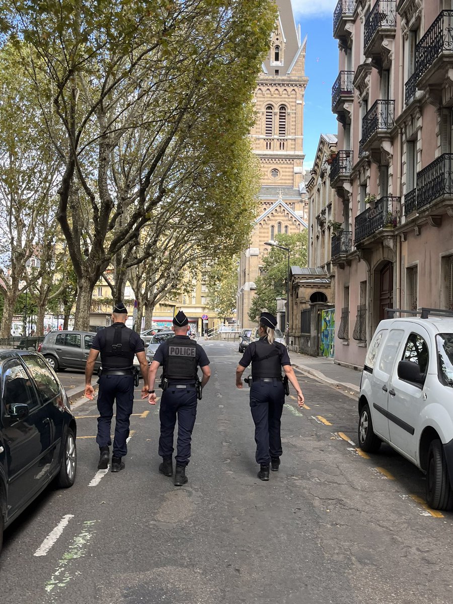 PoliceNat38's tweet photo. [#OperationControle] 
@PoliceNat38, #CRS et #PM en contrôle et sécurisation dans le Quartier ST Bruno #Grenoble. Présence de M. Le Préfet. Contrôle administratif réalisé par la SD38. 
#Proteger https://t.co/DItMNyjv9q