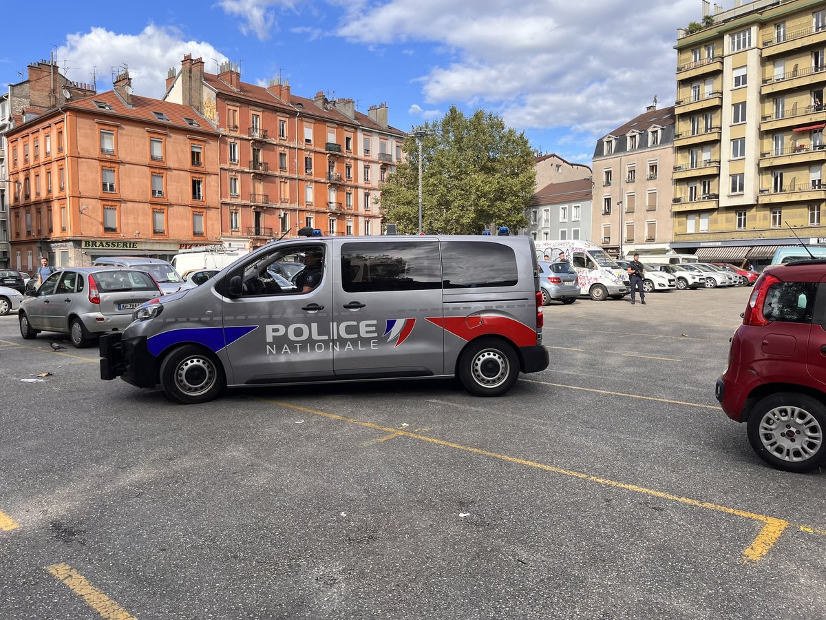 PoliceNat38's tweet photo. [#OperationControle] 
@PoliceNat38, #CRS et #PM en contrôle et sécurisation dans le Quartier ST Bruno #Grenoble. Présence de M. Le Préfet. Contrôle administratif réalisé par la SD38. 
#Proteger https://t.co/DItMNyjv9q